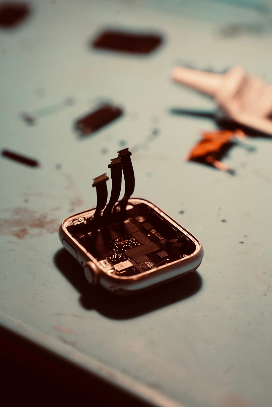 Réparation Apple Watch à Poitiers — démontage avec câbles flexibles et batterie exposée