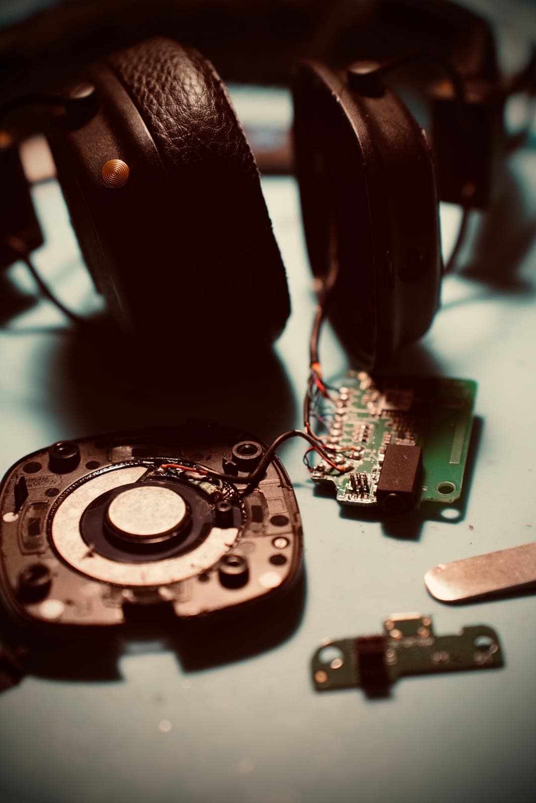 Réparation casque audio à Poitiers — haut-parleur démonté et carte électronique visible