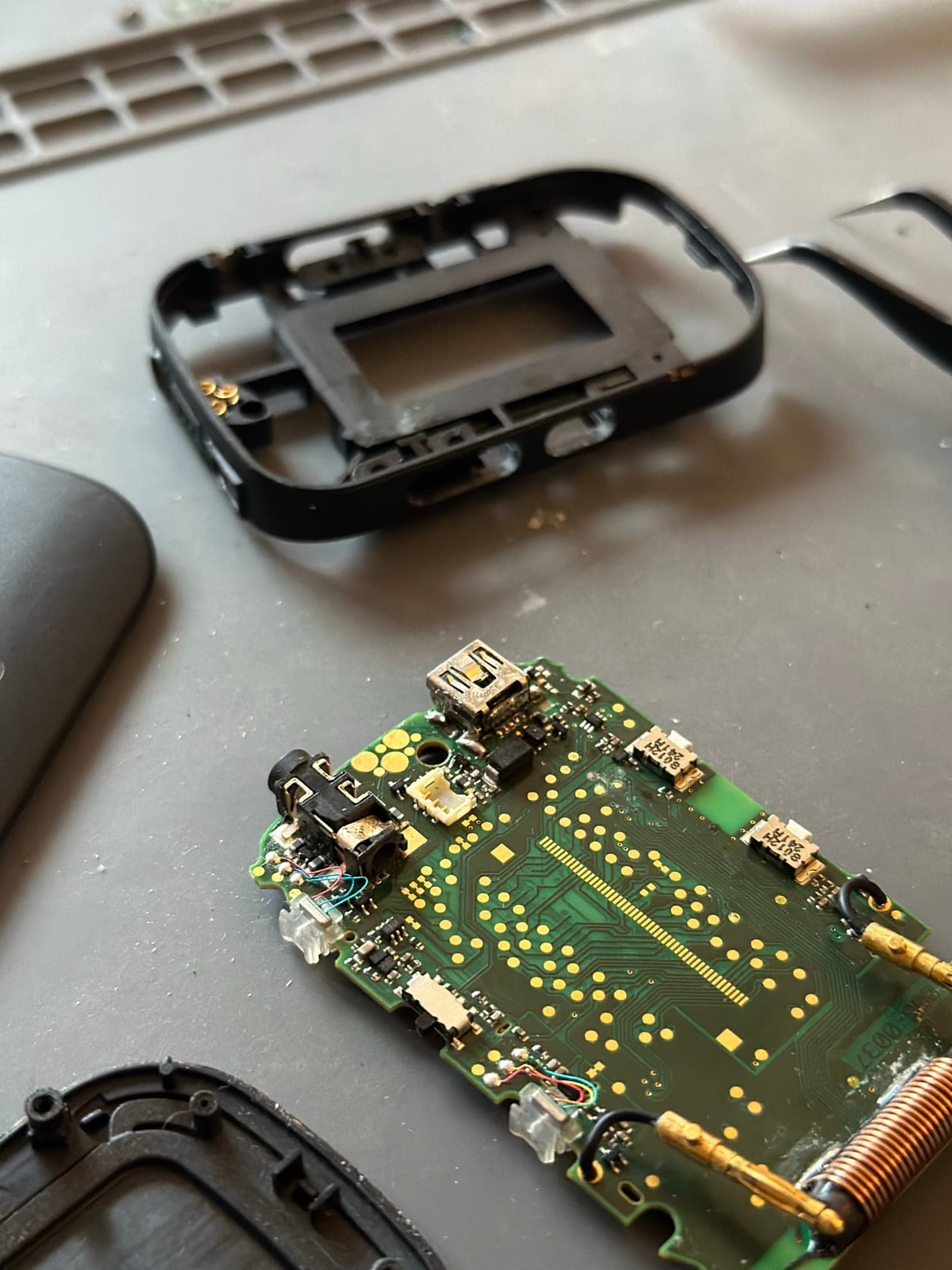 Réparation intercom moto Cardo/Sena à Poitiers — PCB démonté avec composants et connecteurs visibles