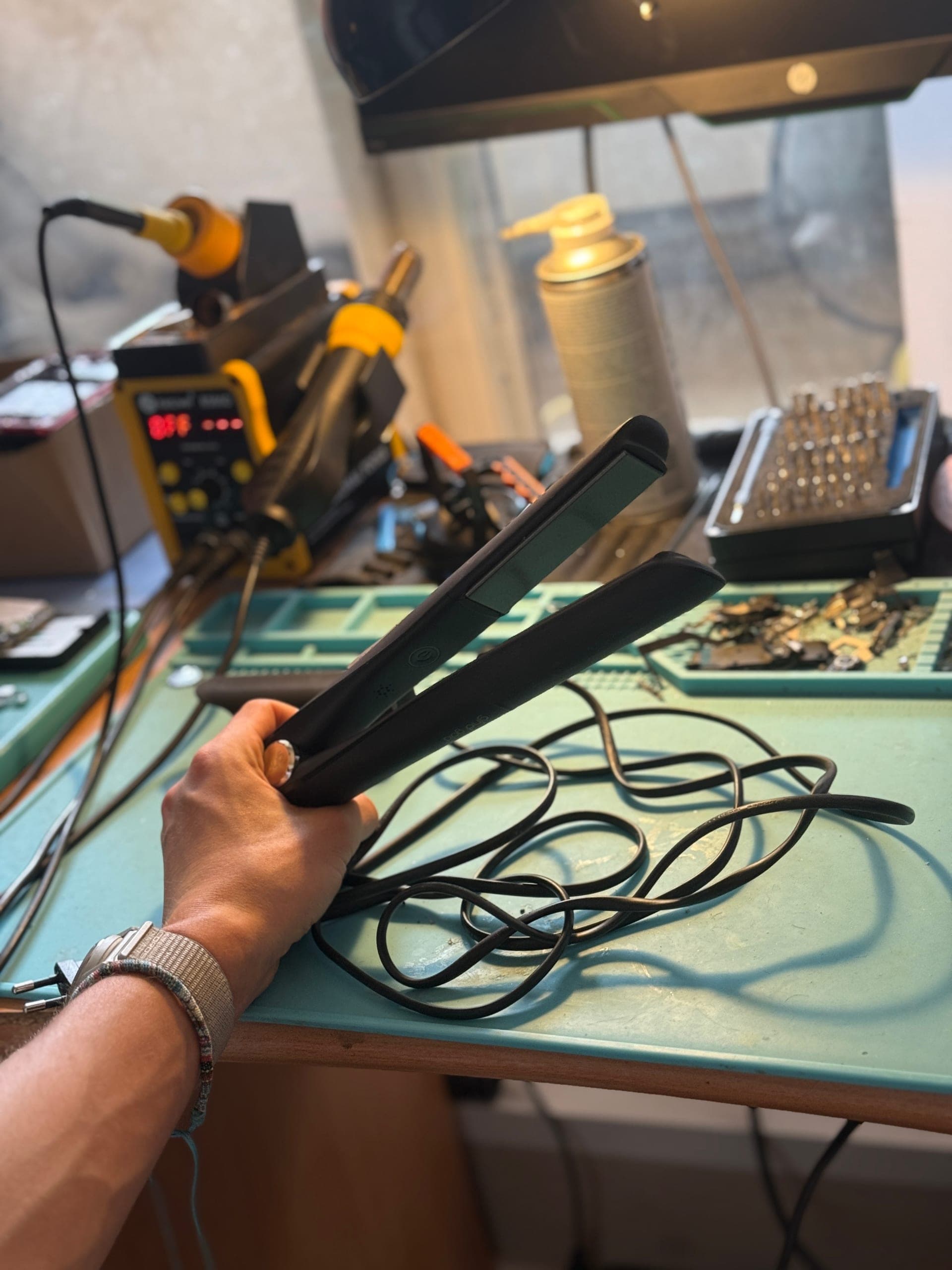 Réparation lisseur GHD à Poitiers — carte électronique ouverte et composants de chauffe visibles